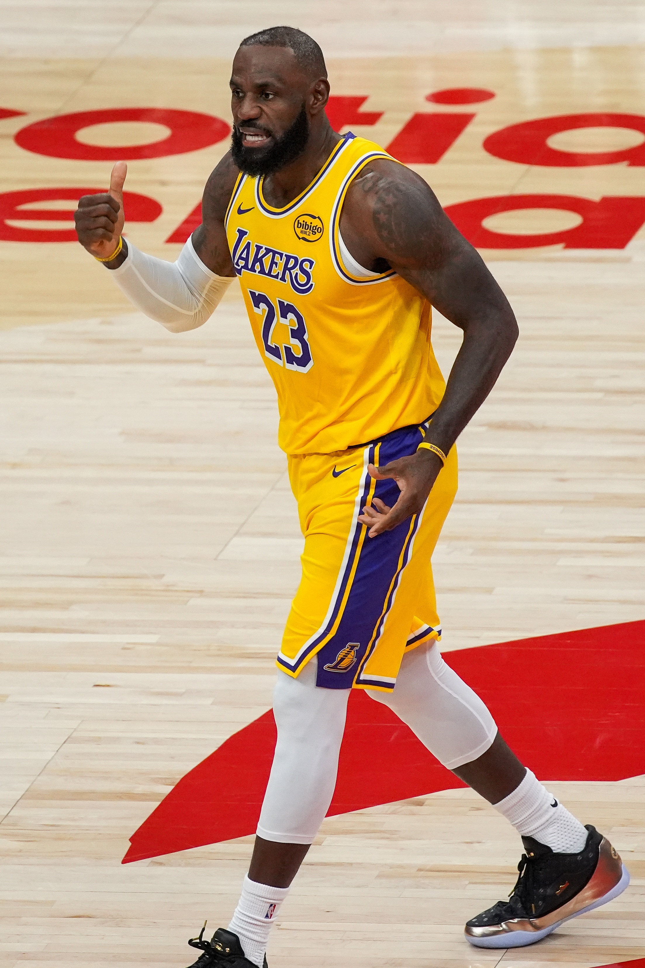 kaiyun-状态来得早！詹姆斯首节5中3 得到6分2助攻0失误