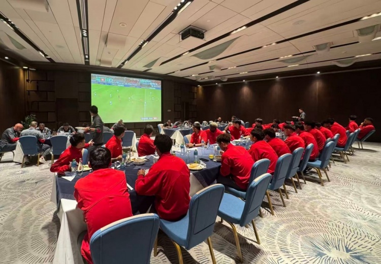 开云体育官网-海港全队集体观看U23亚洲杯半决赛，为吾米提江、蒯纪闻助威